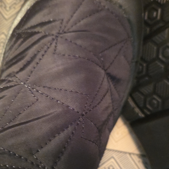 Cozy Black NWOT Quilted Faux Fur Lined Slip On Boots... - Picture 4 of 6